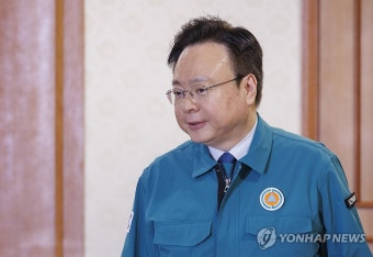 의사 집단행동 관계 장관회의 입장하는 조규홍 복지부 장관
