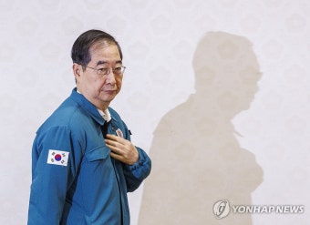 의사 집단행동 대책 회의 입장하는 한덕수 총리