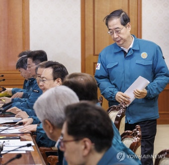 의사 집단행동 대책 회의 입장하는 한덕수 총리