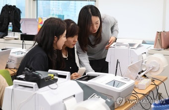 사전투표 운용장비 실습교육받는 선거사무원들