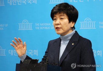 민주당 탈당 선언 뒤 취재진 질문에 답하는 김영주 의원