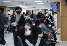붐비는 대형병원 진료실 앞