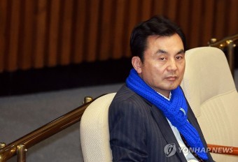 생각에 잠긴 안규백 전략공천관리위원장