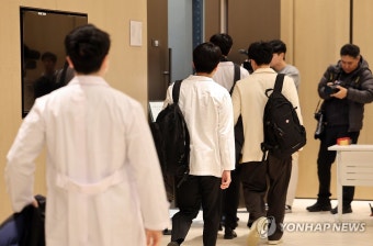 회의장 향하는 전공의 대표들