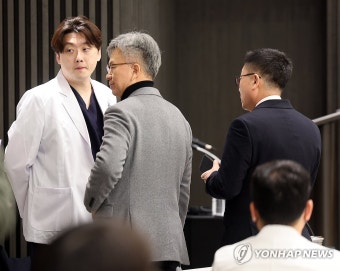 김택우 의협 비대위원장과 박단 대한전공의협의회 회장