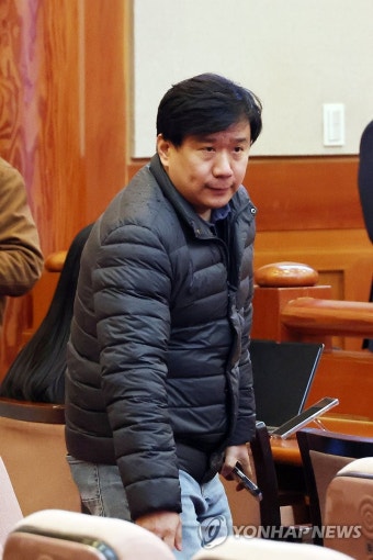 안동완 검사 탄핵 심판 방청하는 유우성씨