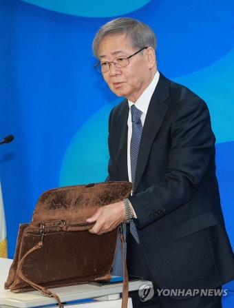 민주당 공천심사결과 발표 마친 임혁백 공관위원장