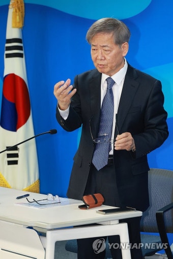 질의에 답하는 임혁백 공관위원장