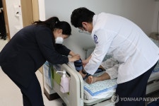 입원 환자 회진하는 의료진