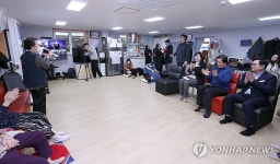 스마트 경로당 노래교실 참관하는 박일하 동작구청장