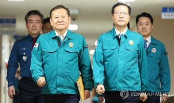 브리핑룸 향하는 박성재 법무부 장관과 이상민 행안부 장관