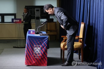 인사하는 정해성 위원장