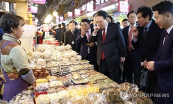 옛날과자 맛보는 윤석열 대통령
