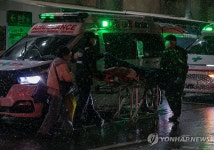 눈발 속 환자이송으로 분주한 야간 응급실