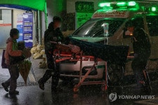 눈발 속 환자이송으로 분주한 야간 응급실