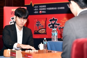 15연승 신진서, 이창호도 넘었다…농심배 4연패 앞으로 1승