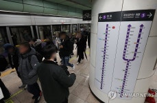 폭설로 선로 얼어 서울 지하철 5호선 전 구간 25분씩 지연
