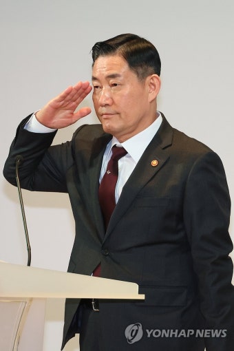 거수경례 하는 신원식 국방장관