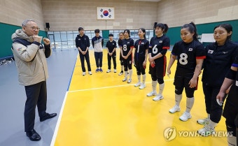 선수들 격려하는 유인촌 장관