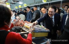 마산어시장 상인과 인사하는 윤석열 대통령