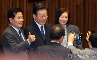 이재명 대표와 기념촬영을...