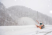 쉴 틈 없는 제설 차량