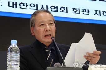 브리핑 하는 주수호 의협 홍보위원장
