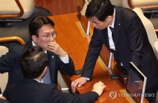 대화하는 민주당 의원들