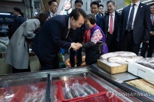 마산어시장 찾은 윤석열 대통령