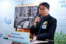 축사하는 김일환 국립한글박물관장