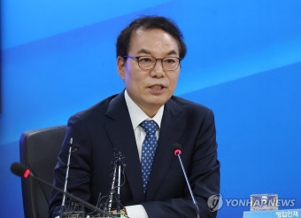 인사말 하는 정한중 교수