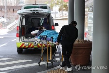 병원으로 이송되는 환자