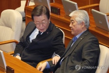 이상헌 의원과 대화하는 이재명 대표