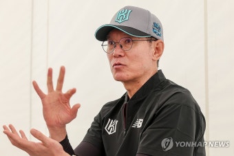 인터뷰하는 이강철 kt 감독