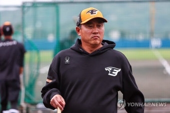 훈련 지켜보는 최원호 감독
