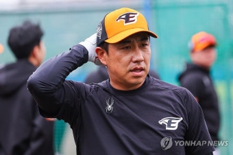 한화 유니폼 입은 김강민