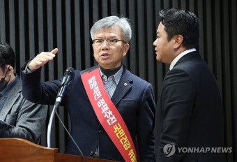 개회사 준비하는 김택우 위원장