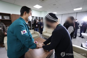 국군수도병원 입원 중인 환자 가족 위로하는 한덕수 총리