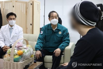 국군수도병원 입원 중인 환자 가족 위로하는 한덕수 총리