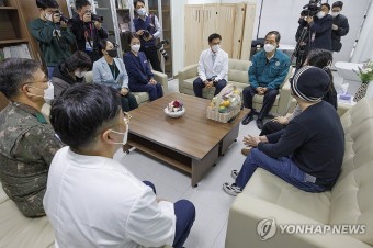 국군수도병원으로 전원된 중환자 가족 위로하는 한덕수 총리