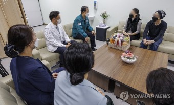 국군수도병원으로 전원된 중환자 가족 만난 한덕수 총리