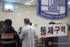 전공의 대신 응급실 지키는 교수와 간호사들