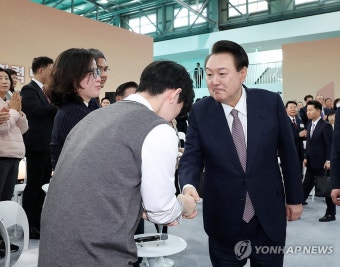 윤석열 대통령, 민생토론회 참석자와 인사
