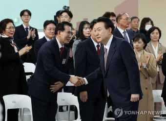 윤석열 대통령, 민생토론회 참석자와 인사