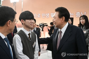 민생토론회 참석자와 인사하는 윤석열 대통령