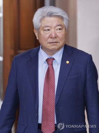 국정 현안 관계 장관회의 입장하는 김홍일 방통위원장