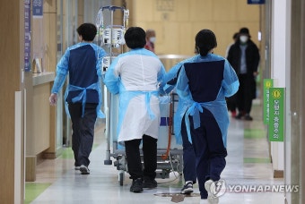 전공의 집단이탈 장기화, 병원에 남은 의료진