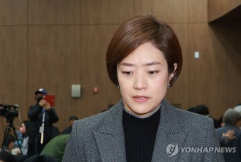 굳은 표정의 고민정 의원