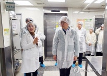 안양남초등학교 급식소 점검하는 이한경 본부장