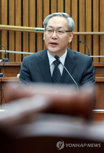 의원 질의에 답하는  엄상필 대법관 후보자